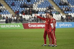 Albert Celades siguiendo el trabajo de su equipo.