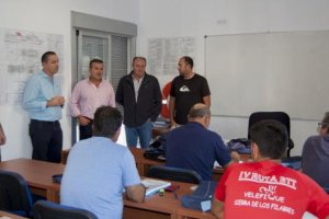 El alcalde saluda a los alumnos de nuevo curso.