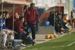 José Manuel Díaz (de pie), entrenador de la Ponferradina. 
