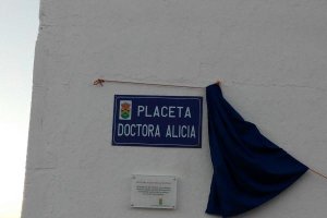 Placa oficial del Ayuntamiento enla placeta con el nombre de la doctora.