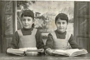 Las colegialas Natalia y María del Carmen Martínez Ros.