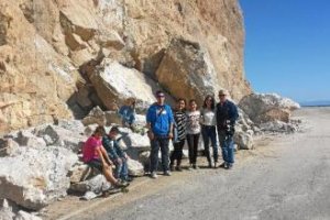Un grupo de amigos, con sus hijos, junto a las grandes rocas desprendidas en la carretera de El Cañarete.
