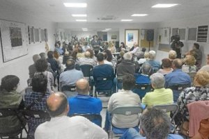 Un momento de la reunión del concejal responsable del área de Fomento, Manuel Guzmán, con los vecinos del barrio.