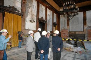 Las vigas de la biblioteca aguantaron la caída del suelo del despacho de Alcaldía, en  una de sus vitrinas sigue habiendo un libro que aguanta el pas