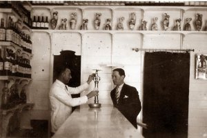  Bar Regio estaba situado en la Puerta Purchena número 4 y contaba con una fiel clientela. Foto Domingo F. Mateos