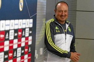 Benitez entrando a la sala de prensa.