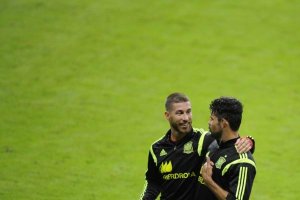 Diego Costa, con Sergio Ramos.