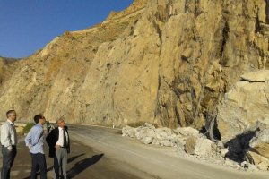 El subdelegado del Gobierno visita la carretera cortada por las últimas lluvias.