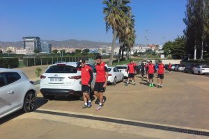 Salen los futbolistas.