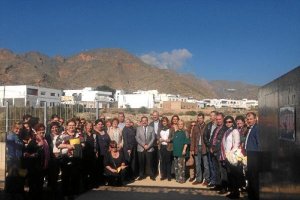 Foto de familia de los participantes con Alfredo Valdivia y Esperanza Pérez.
