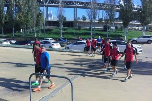 Salen los futbolistas.