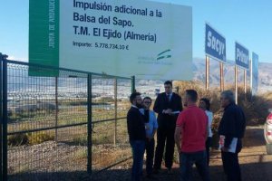 Ciudadanos, técnicos y el portavoz de la Asociación de la Cañada de Las Norias, Juan B. Escobar