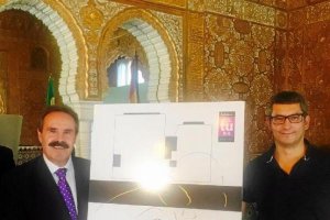 El delegado Alfredo Valdivia y el director del Museo, Arturo del Pino, ayer junto al cartel de la exposición. 