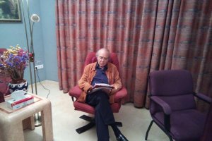 El psiquiatra Antonio Avivar en su consulta de Almería.