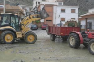 Maquinaria en pleno casco urbano de Zurgena.