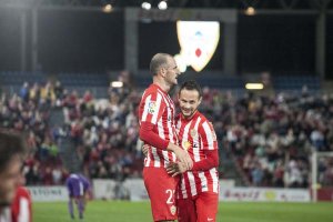 Soriano se abraza a Iván Sánchez en el Almería-Valladolid.