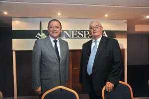 Juan Valdivia  junto al director de Mapfre, Francisco Marco.