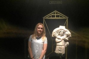Marian Alonso, comisaria de ‘La fuerza del símbolo’, junto a la valiosa pieza.