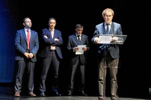 Antonio Torres y detrás el resto de personas que intervinieron.