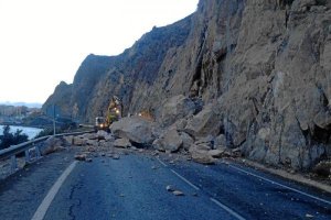 El cañarete quedó totalmente cortado al tráfico.