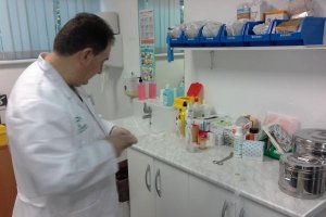 Un sanitario prepara la vacunación antigripal y antineumocócica.