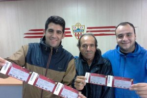 Un grupo de abonados con sus entradas.