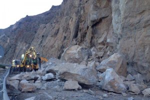 Las máquinas trabajan para retirar las rocas en la carretera del Cañarete.