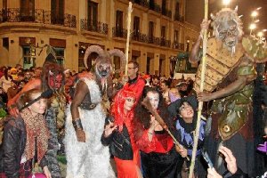 Pasacalles de la Noche en Negro en Puerta Purchena.