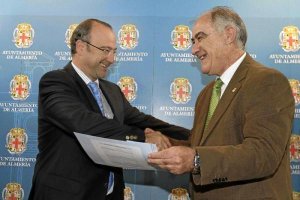 El alcalde de Almería con Martín Doblado.