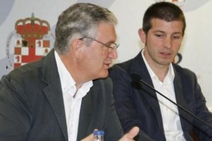  Bonillo, director general del Almería, junto al seleccionador Albert Celades.
