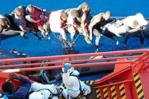 Rescate de una patera naufragada en Alborán