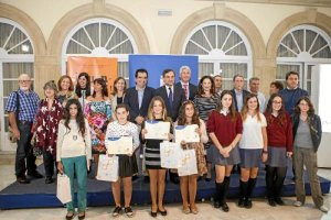  Ganadores y organizadores del concurso literario posando ayer en el Patio de Luces del Palacio Provincial.