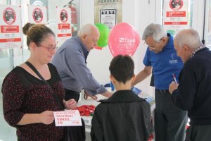 Mesa informativa del Día Sin Juego de Azar en la Bola Azul.