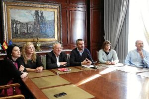 Diputados socialistas ayer junto a su portavoz. 