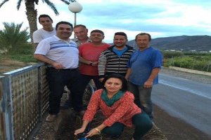 La alcaldesa con vecinos de la barriada beneficiada.