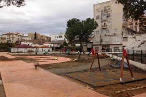 Trabajos de cnostrucción del nuevo parque infantil de Albox esta semana.