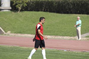 Eldin retirándose a la sala médica.