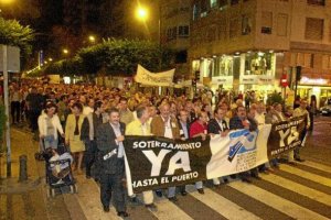 Mnifestación pidiendo el soterramiento en el año 2002.
