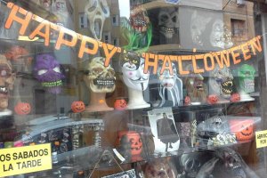 Un escaparate con artículos para Halloween.