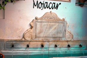 La fuente de Mojácar es conocida también como la de los doce caños y es de la época árabe. 