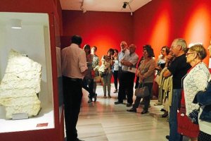Visita de la Asociación Luis Siret de Amigos del Museo a la exposición ‘Al-Mariyya’.