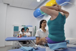 La Fisioterapeuta Alicia Muñoz tratando a una paciente. 