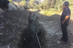 El alcalde supervisa los trabajos en el saneamiento.
