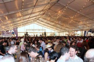 Carpa a rebosar en la Feria del Mediodía de 2014.