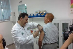 Agustín se vacuna frente a la gripe en el centro de salud de Nueva Andalucía.