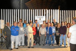 El homenajeado a las puertas de su campo.