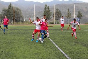 Javilillo conduce el balón en el campo de Los Olivos.