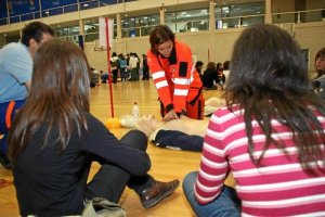Una sanitaria del 061 de Almería enseña a actuar ante una parada. 