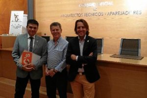 El presidente de los aparejadores, Juan Murcia, junto a los concejales de Ciudadanos Miguel Cazorla y Rafael Burgos