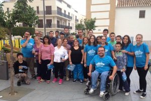 Eugenio, en silla de ruedas, y sus amigos voluntarios